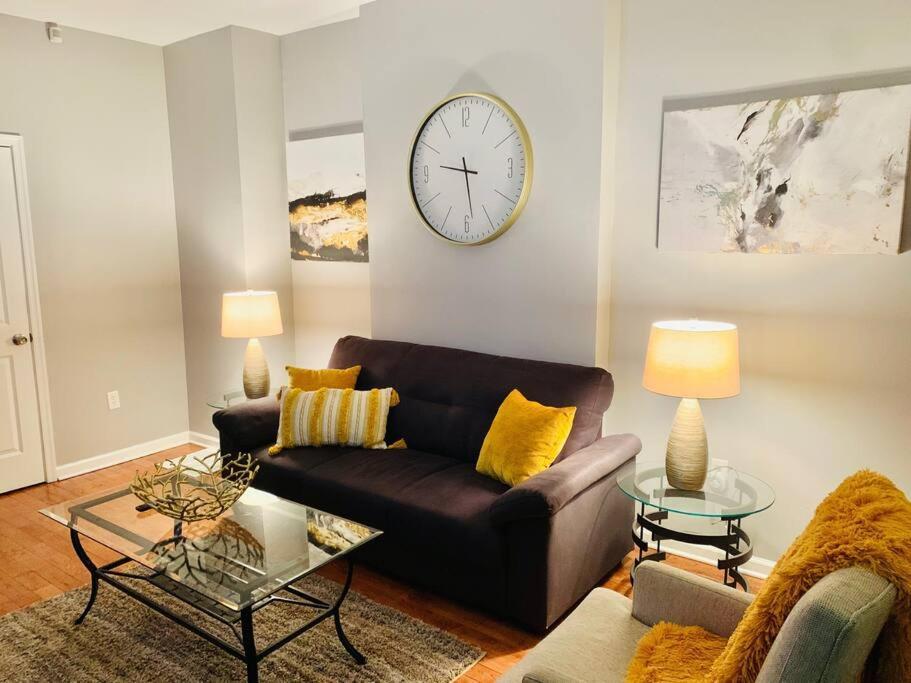 Upscale 2bd/1.5ba Townhome Mins To Jhh & Downtown Apartment *