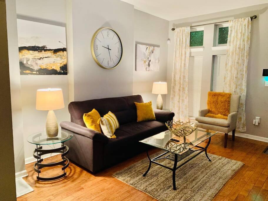 Upscale 2bd/1.5ba Townhome Mins To Jhh & Downtown *