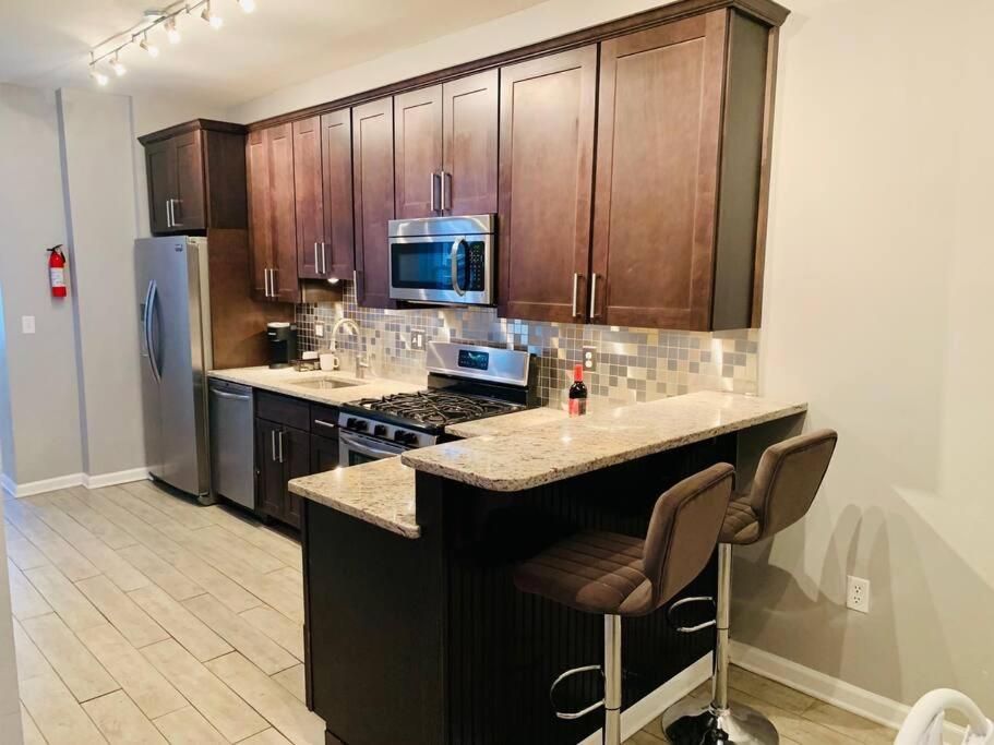 Apartment Upscale 2bd/1.5ba Townhome Mins To Jhh & Downtown Baltimore