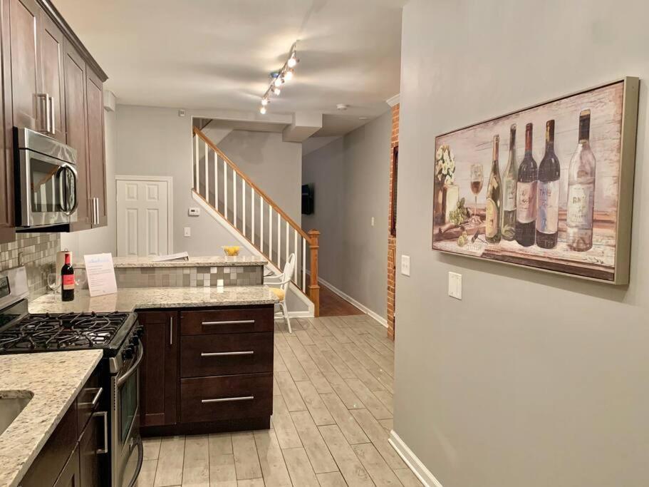 Upscale 2bd/1.5ba Townhome Mins To Jhh & Downtown Apartment *